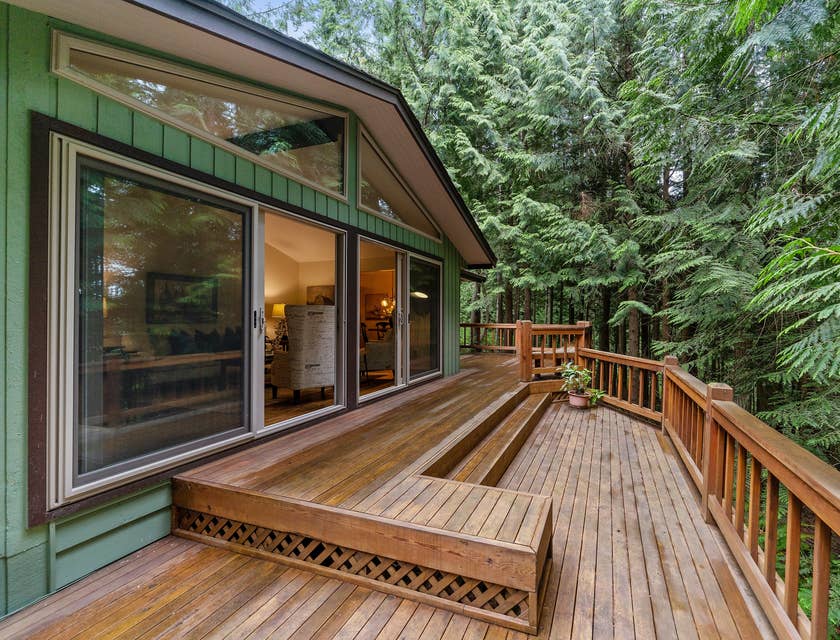Terrasse en bois d'arrière-cour avec des balustrades en bois.