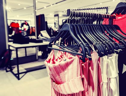 Un estante de ropa en una tienda departamental.