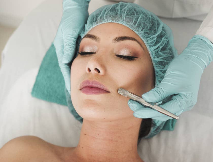 Dermatologista realizando um procedimento facial.