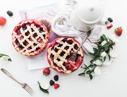 Des baies roses et rouges et tarte servies avec du thé par une entreprise de desserts.