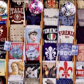 Define el estilo de las camisetas que producirás.