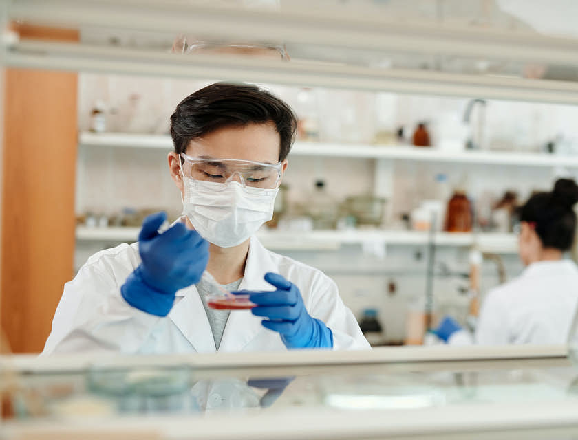 Persona que realiza una prueba en un laboratorio de servicios de diagnóstico.