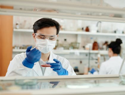 Persona que realiza una prueba en un laboratorio de servicios de diagnóstico.