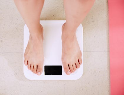 Una persona sulla bilancia nello studio di un dietista.