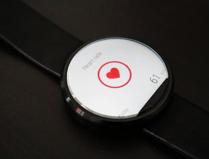 Producto de salud digital portátil que mide la frecuencia cardíaca de una empresa de productos de salud digital.