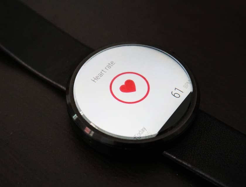 Producto de salud digital portátil que mide la frecuencia cardíaca de una empresa de productos de salud digital.