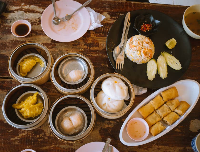 Una tavola apparecchiata con diversi piatti di pietanze tipiche della cucina dim sum.