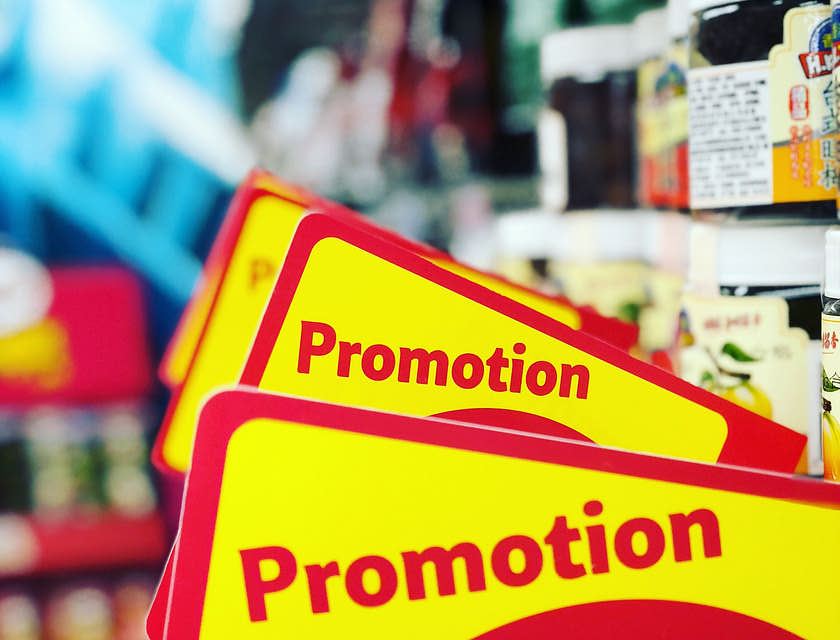 Placas de promoção em uma loja barata.