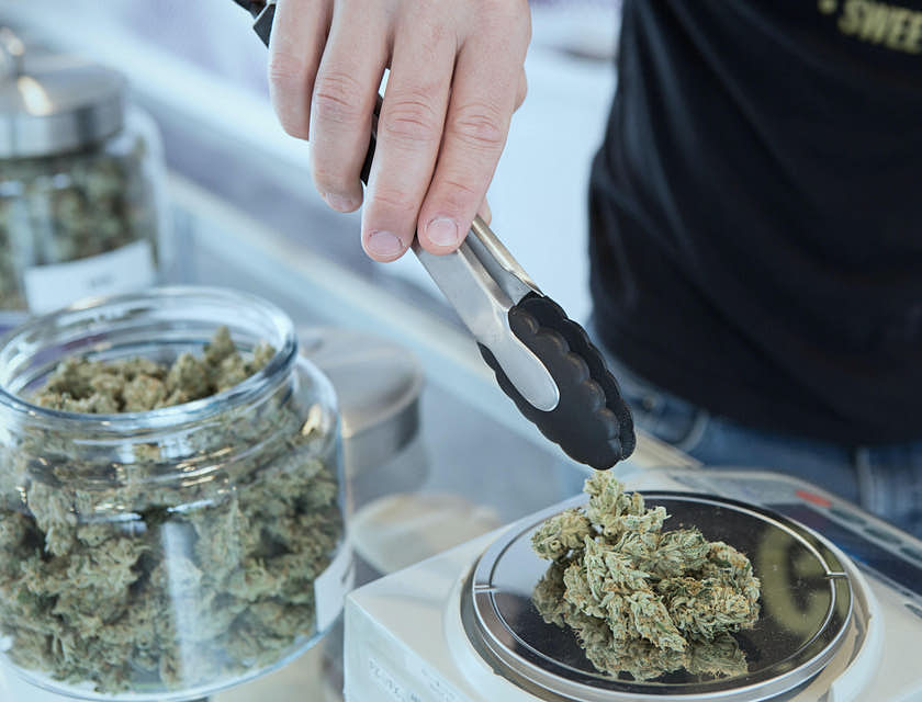 La marihuana pesada en un dispensario.