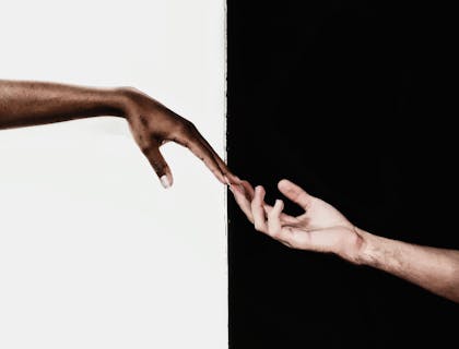 Deux mains entrain de se toucher.