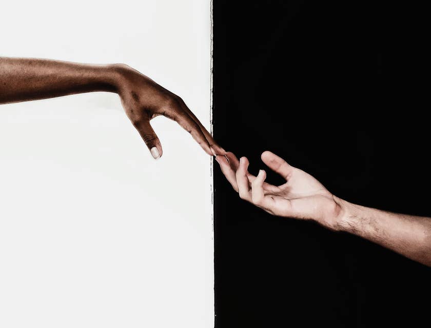 dos manos tocándose frente a fondo blanco y negro en un negocio divino