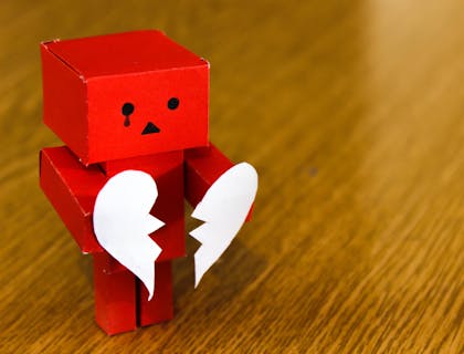 Boneco segurando um coração partido precisa de um advogado especializado em direito de família.