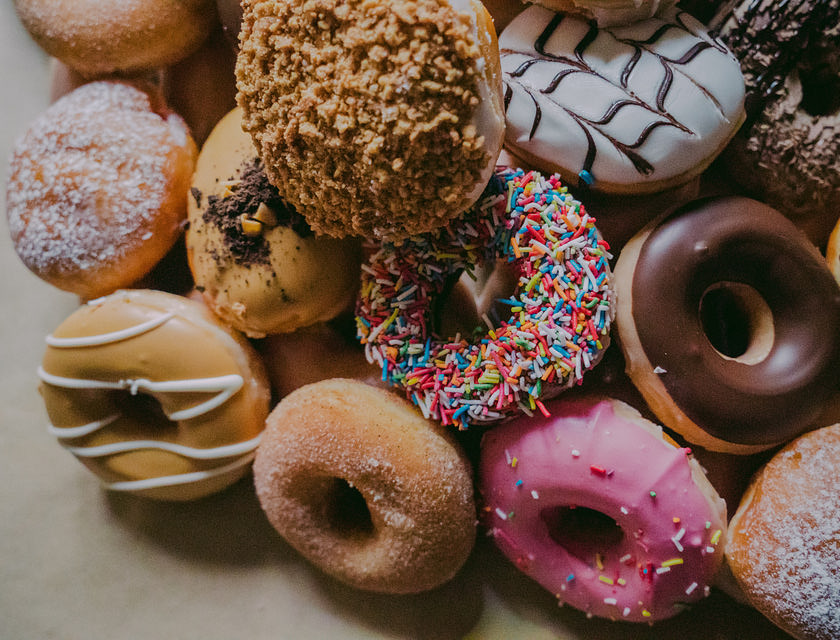 Des donuts assortis dans la vitrine d'un magasin de donuts.