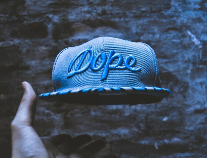 Um boné azul com a palavra "dope", que significa "irado", estampada nele.