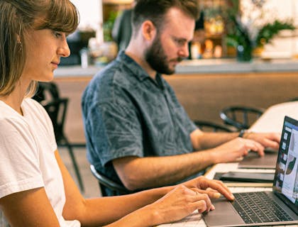 Dos personas trabajando en un negocio online.