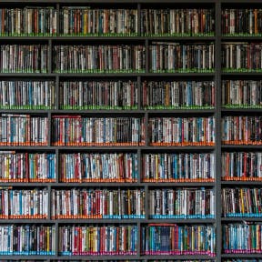 Busca en libros y películas.