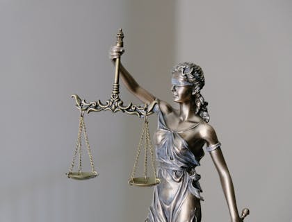 Una escultura de la justicia en un despacho de leyes de conducción bajo efectos del alcohol.