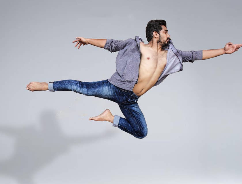 Um dançarino fazendo um movimento dinâmico.