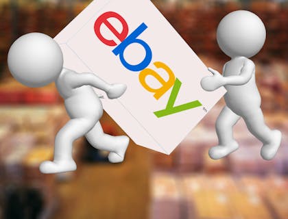 Imagem gráfica de dois homenzinhos carregando uma caixa com o logo do eBay.