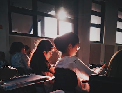 Crianças em uma sala de aula recebendo um serviço educacional.