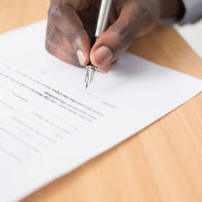 Elabora el contrato.