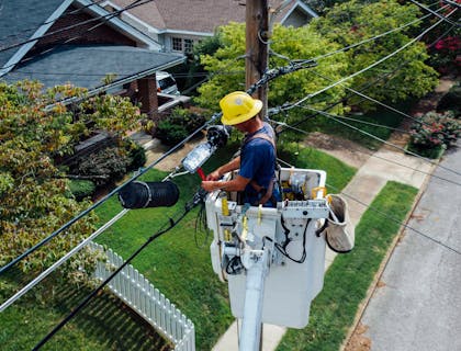 electricista dando mantenimiento a cables eléctricos