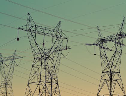 Torres de transmissão de eletricidade com linhas elétricas.