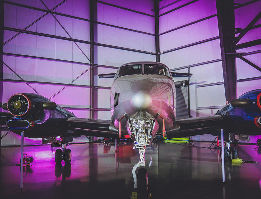 Un jet privé d'élite garé dans un hangar.