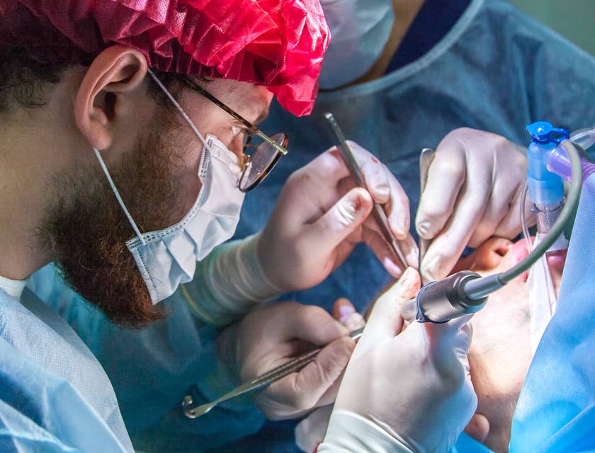 Dois endodontistas examinando um paciente.