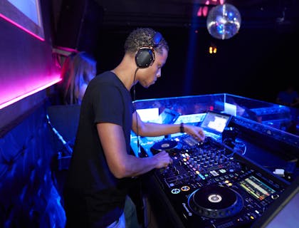 Un DJ utilisant des équipements musicaux électroniques.