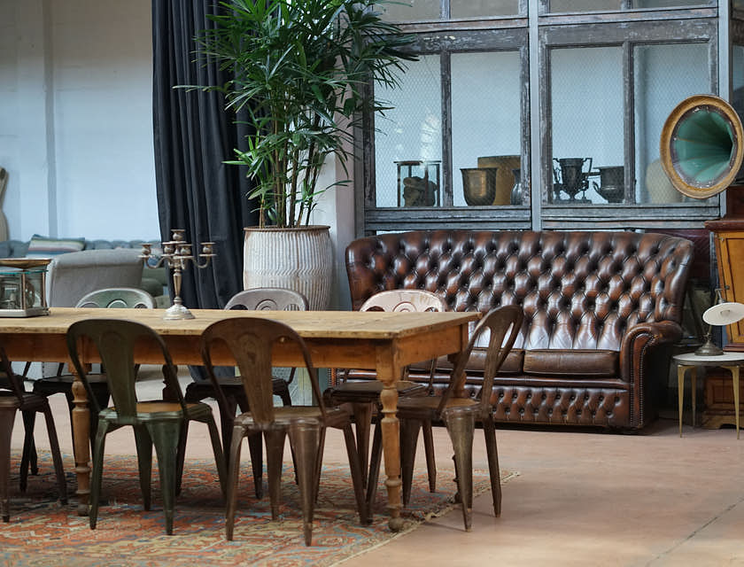 Muebles antiguos en exhibición en una venta inmobiliaria.