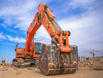 Una pala excavadora naranja en una empresa de excavación.
