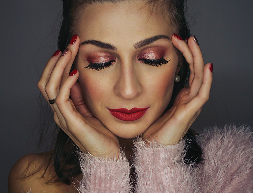 Une femme avec des sourcils parfaits après un soin professionnel.