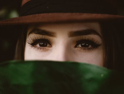 Frau mit langen Wimpern.