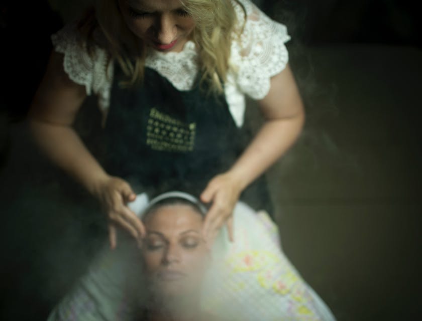 Una mujer recibiendo un tratamiento en un negocio de faciales.