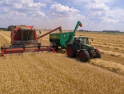 Trator em um campo de trigo.