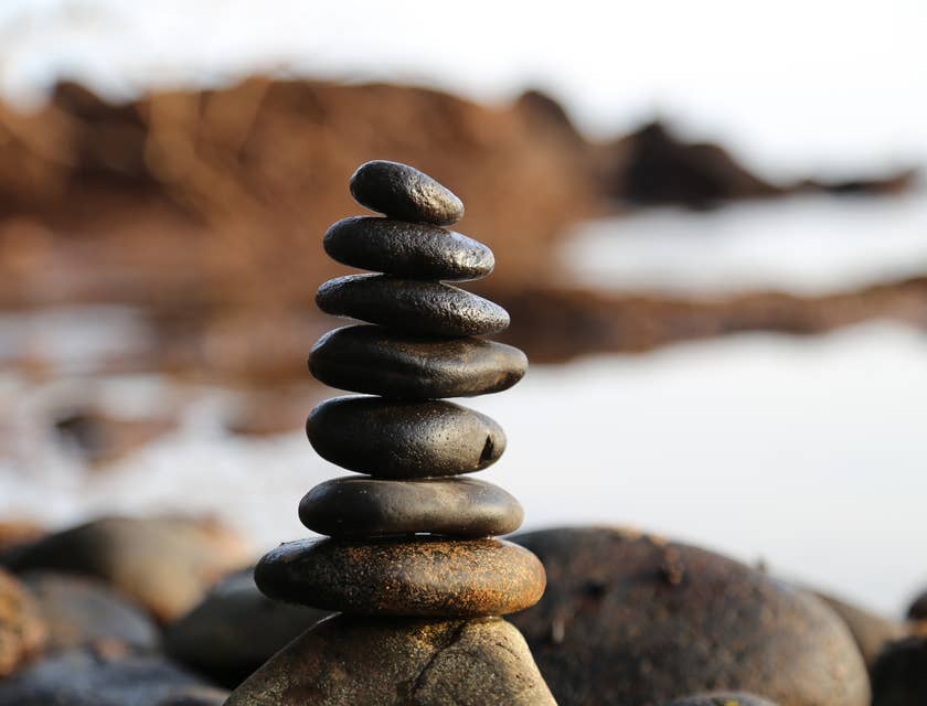 Des pierres de méditation placées dans une pile parfaitement équilibrée au bord de la mer.
