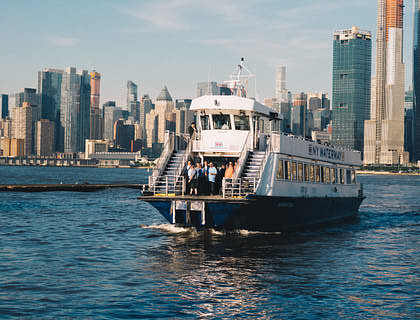 Uma balsa cruzando um canal.