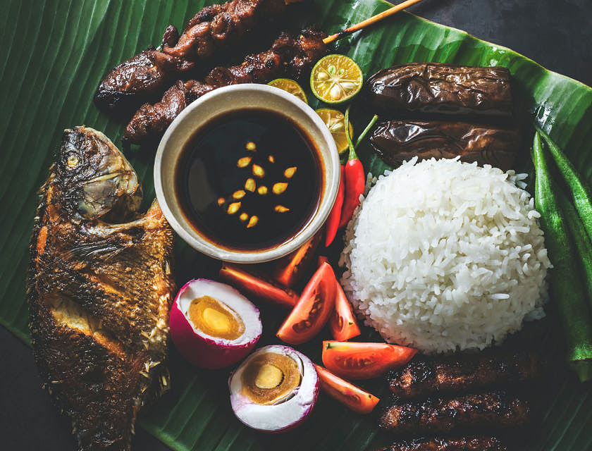 Un repas philippin sur des feuilles de bananier.