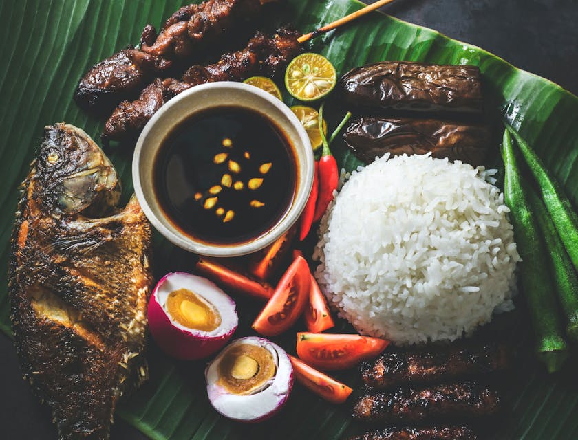 Un repas philippin sur des feuilles de bananier.