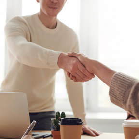 Encuentra empleados.