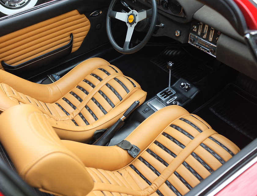 Gli interni di un'automobile rivestiti da un tappezziere con tappezzeria gialla di pelle.