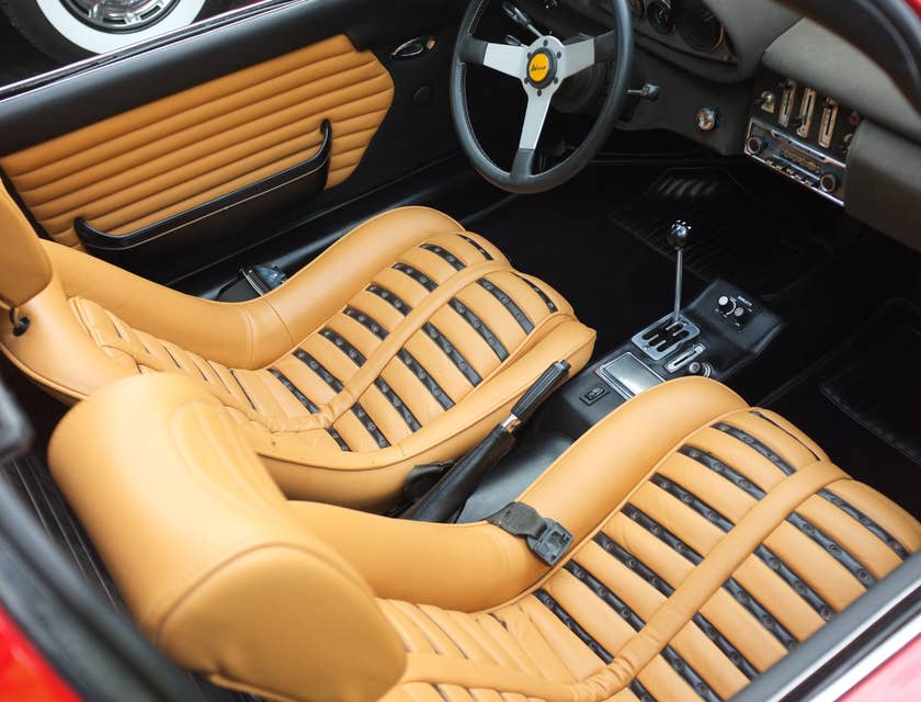 Interior de un auto deportivo con tapicería beige.