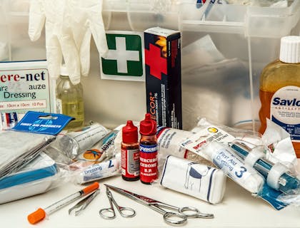 Dei prodotti per il primo soccorso.