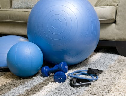 Des ballons de yoga, des poids et des cordes bleus dans une entreprise de matériel de fitness et musculation.