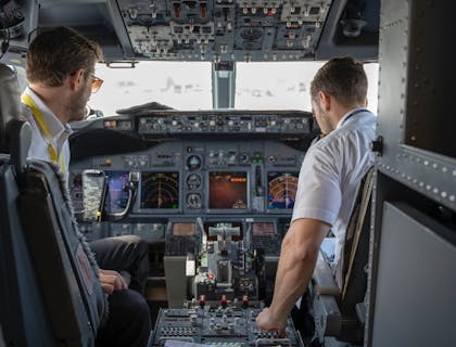 Un pilota e un ufficiale di volo nella cabina di volo di un aeroplano durante una lezione di volo.