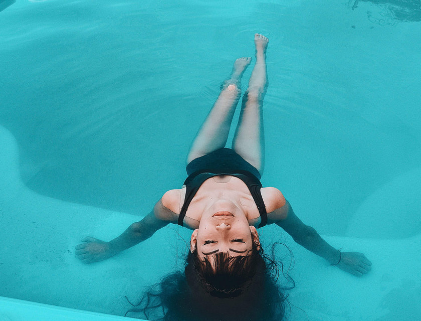 Mujer raljándose en la alberca de un spa flotante.