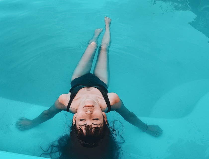 Une femme détendue dans la piscine d'un centre de flottaison.