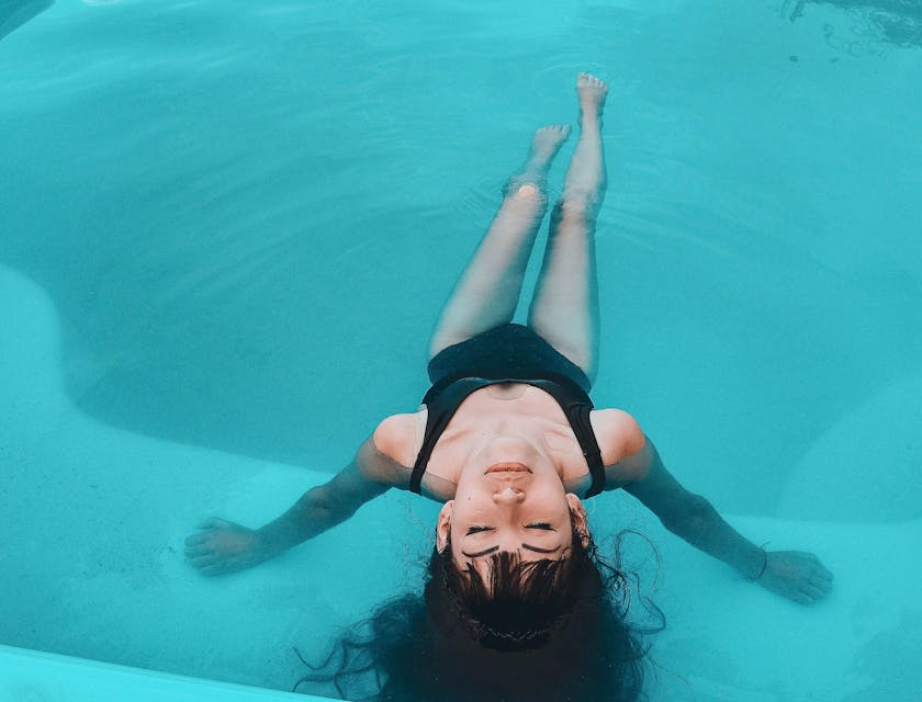 Mujer raljándose en la alberca de un spa flotante.