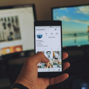 Sigue a mercadologos en redes sociales, influencers y gurús de la mercadotecnia.